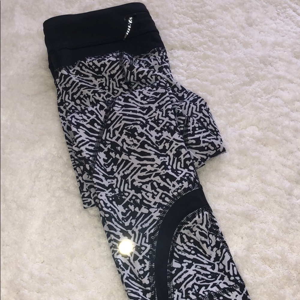 Black and white crop lululemon leggings (: